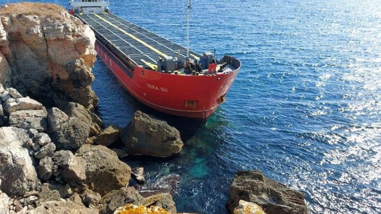 Заспал вахтен офицер тласнал "Vera Su" към скалите на Камен бряг