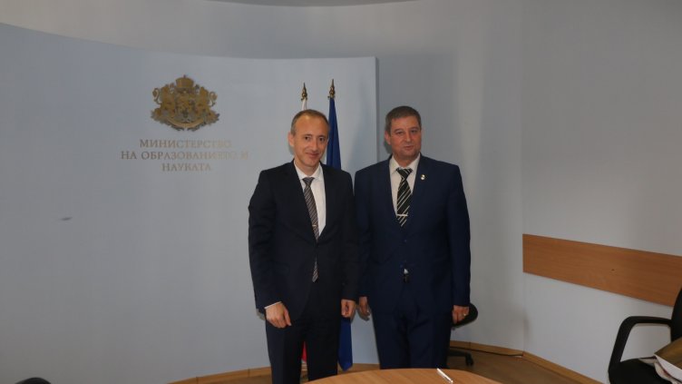 Минималната учителска заплата става 920 лева