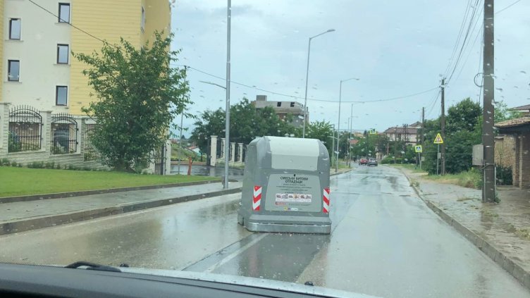 Пороят завлече контейнер по пътя "Виница" - "Св. св. Константин и Елена"