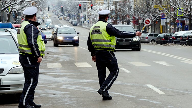 Екипи на Пътна полиция на изходите на всеки град в почивните дни