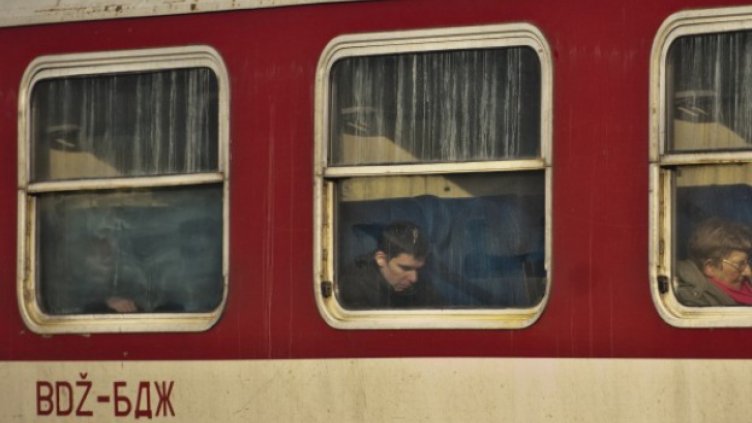 ЖП авария блокира влак с 200 пътници преди Своге