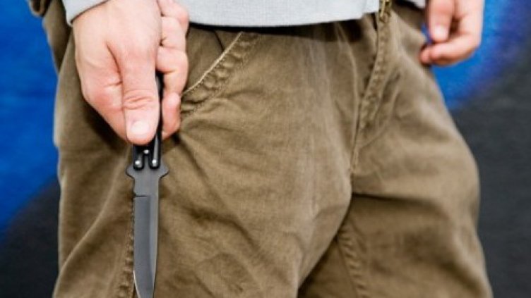 Трима удрят полицай, скачат му с нож в Плевен