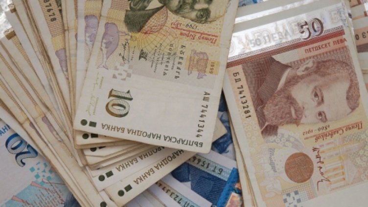 Рекорд! Старица остави 31 хиляди на ало измамници на Червения площад