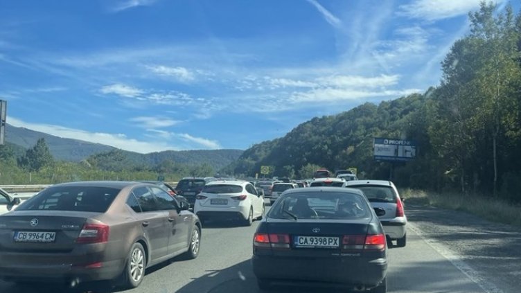 Невъзможното прибиране: Километрично задръстване на “Хемус”