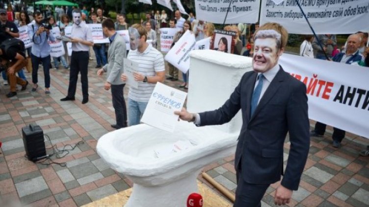 Триметрова тоалетна чиния поставиха пред парламента протестиращи в Киев
