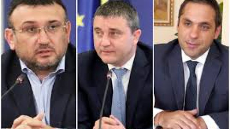 Трима министри депозират оставките си днес