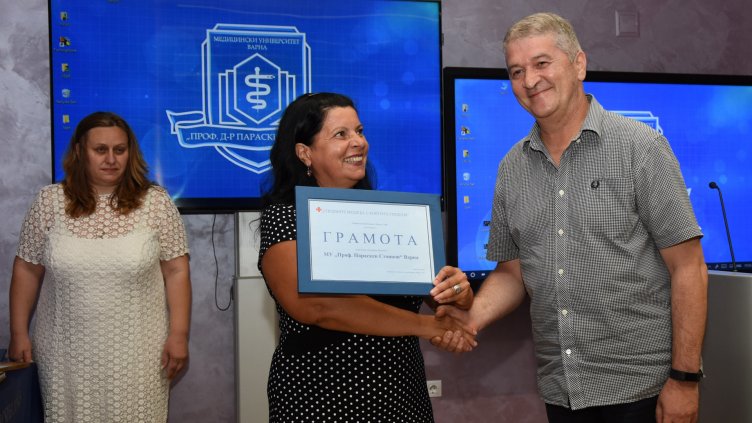 СПЕЦИАЛНА ГРАМОТА „ОТГОВОРНО ОБУЧЕНИЕ“ получи МУ - Варна. Тя бе връчена на зам.-ректора проф. д-р Светослав Георгиев.