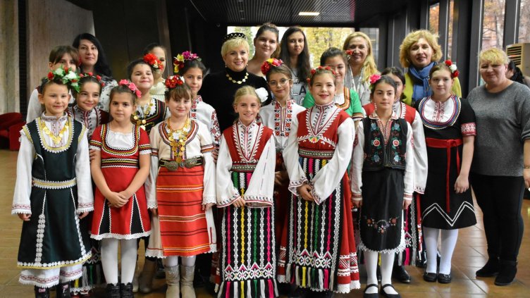 Варненски ученици подариха шевица за елха на Николина Чакърдъкова