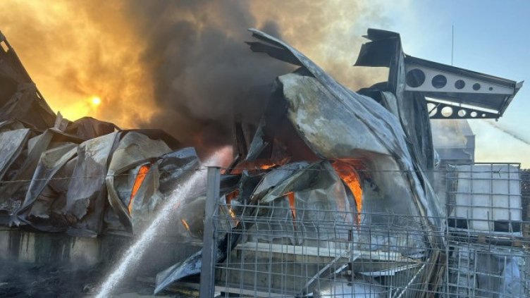 Огромен пожар лумна в промишлената зона на Карнобат