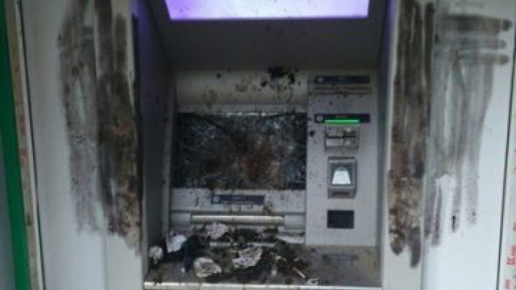 Издирваните взломаджии за взривения банкомат са опасни