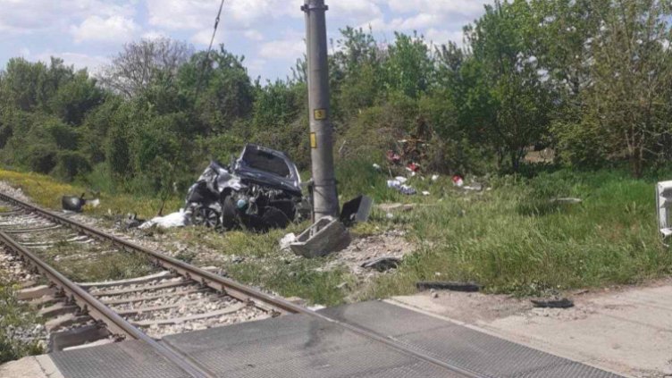 Влак помете кола на прелез, загина мъж (СНИМКА)