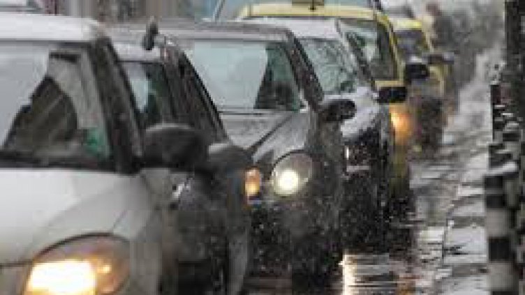 Дъжд и сняг затрудниха движението на места в страната