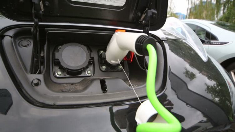 Производител на електромобили уволни стотици служители за една седмица