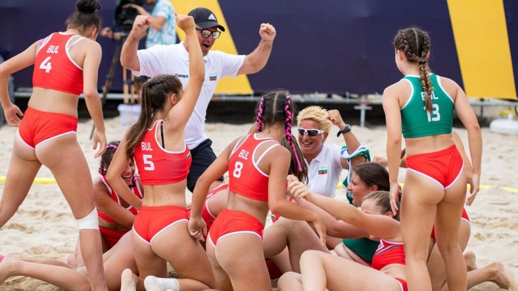 Девойките на България с ударен старт на европейското по плажен хандбал