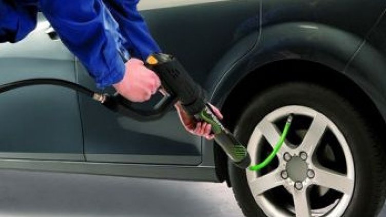 Каква е ползата от помпане на гумите с азот?