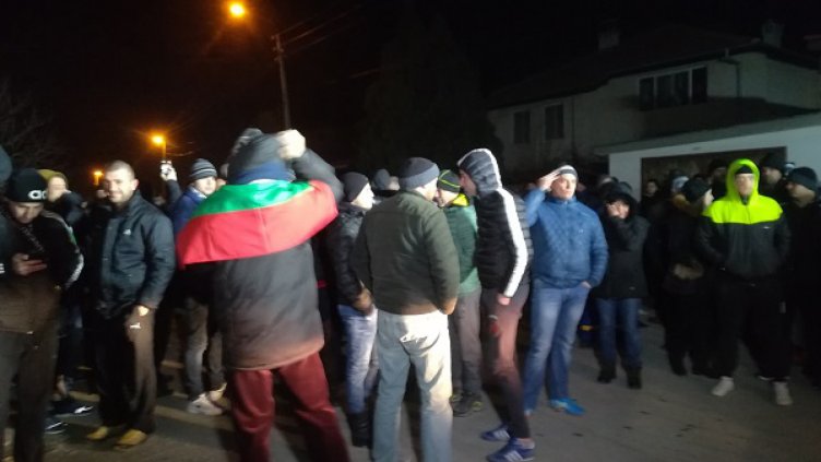 Съдът решава дали да остави в ареста задържаните за побоя във Войводиново