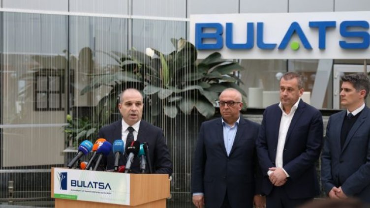 Караджов обсъжда безопасността на полетите с летищните оператори у нас