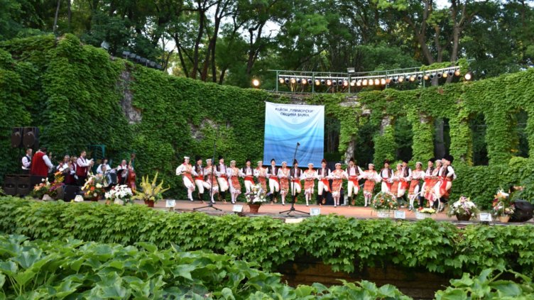 Концерт събра стотици варненци за празника на район „Приморски“