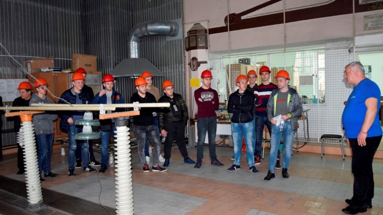Ученици и студенти по електротехника гостуваха в учебния център на Енергото