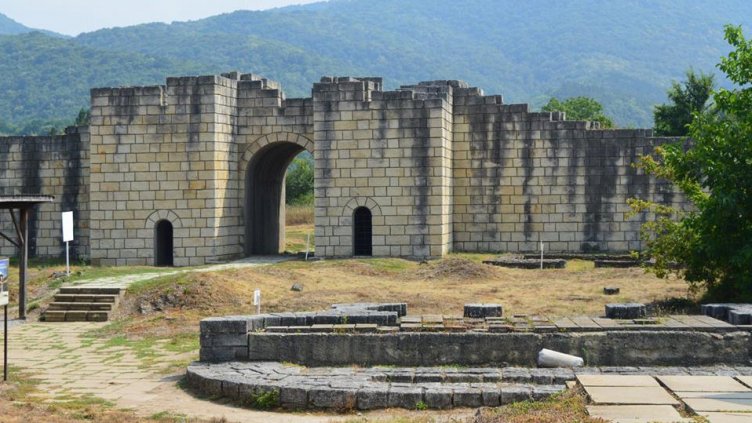 Нови разкрития във Велики Преслав: Откриха зид, водопровод и пещ