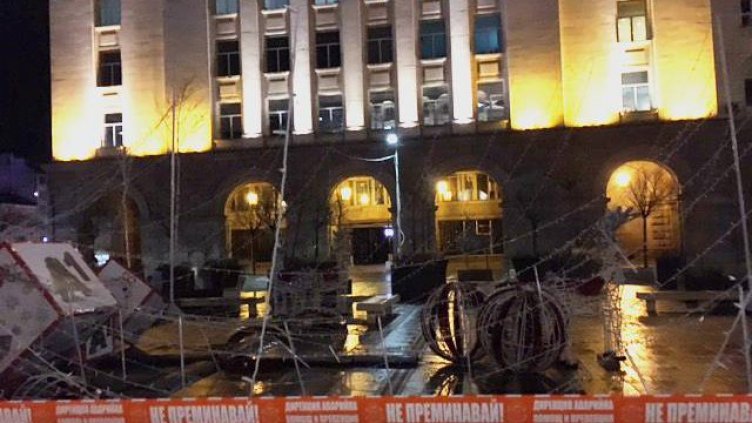 Рухна коледната украса срещу ЦУМ в София