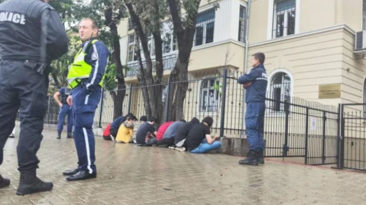 Арестуваха украинец за трафик на бежанци у нас