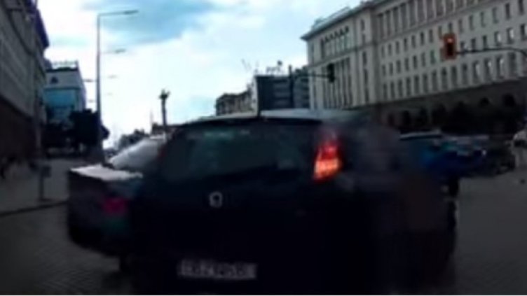 БМВ дрифтира пред Президентството 