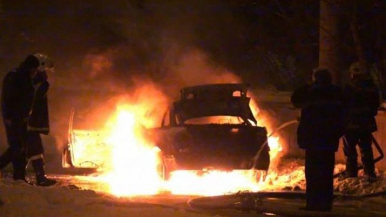 "Волво" избухна в пламъци на пътя