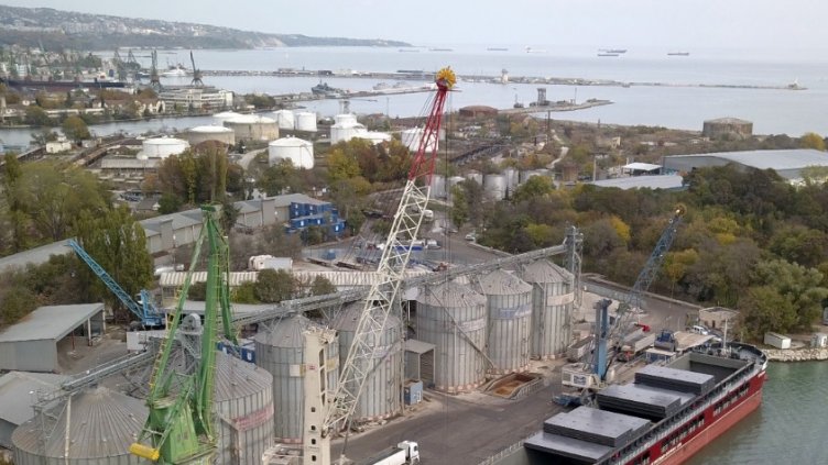 Изграждат допълнителни силози на пристанище Варна