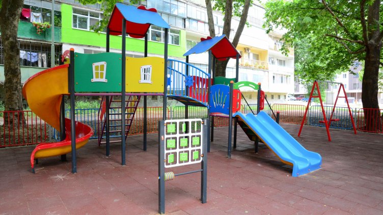 Откриха детска площадка с фитнес на ул. „Подвис“ във Варна