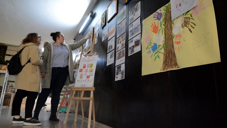 Над 20 доставчици на социални услуги участват в изложба за Световния ден на социалната работа