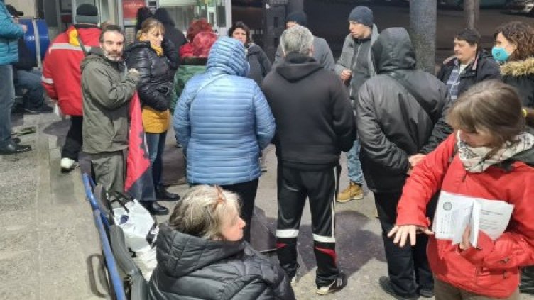 Днес връчват предизвестията за освобождаване на варненските кондуктори. Те продължават с протестите