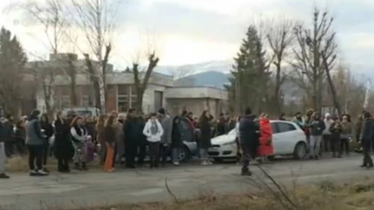 Протест на главния път за Кюстендил след инцидента с коне