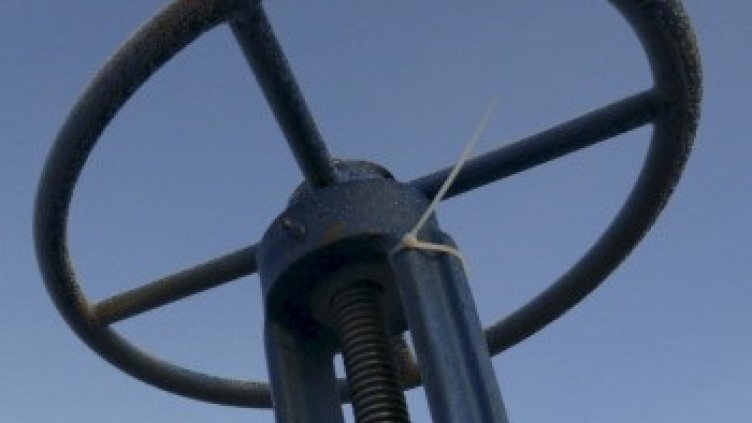 Слабият долар спира поевтиняването на петрола