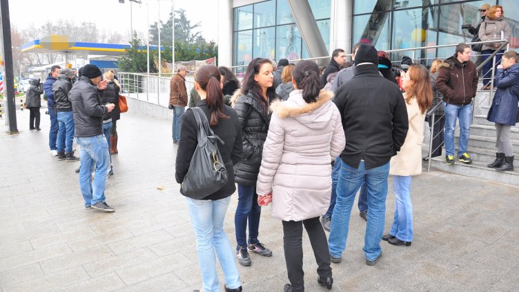 (Снимки) Служители и граждани спретнаха рехав протест срещу Енерго про