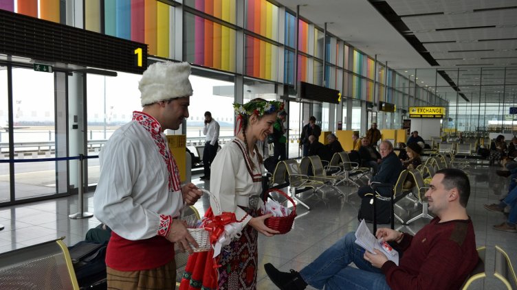 Мартеници зарадваха пътниците на летище Варна и летище Бургас