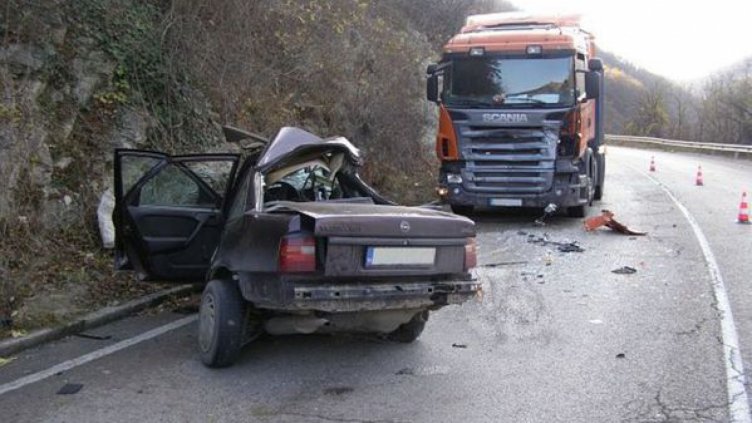 Кон предизвика катастрофи на пътя Варна-София