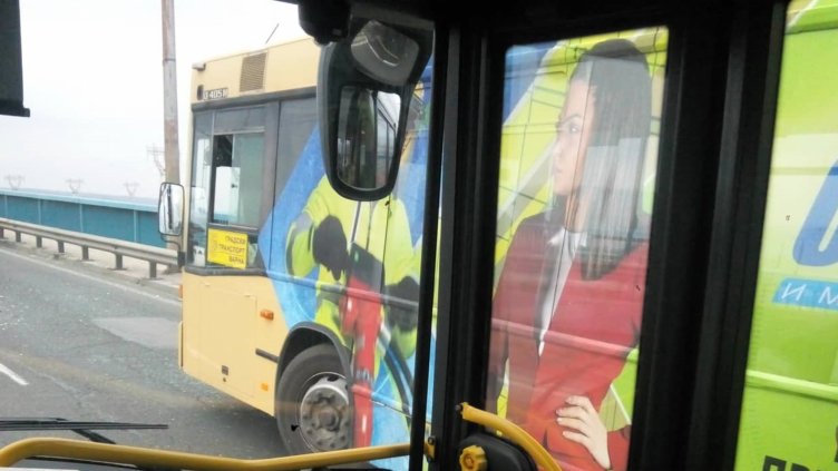 Катастрофа между автобус и кола блокира Аспаруховия мост