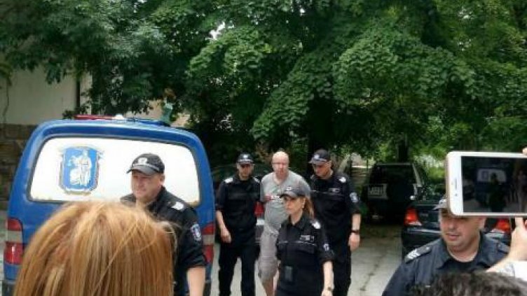 Откараха в съда шведа, изритал камериерка