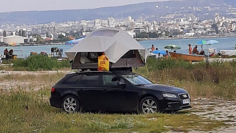 "Ауди" паркира край плажа в "Аспарухово" и разпъна цял стан отгоре си