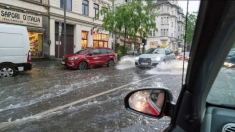 Днес се задават порои, ако колата ви се наводни: Какво трябва да правите?