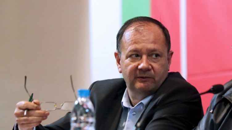 Дясното управление ни прави неграмотни, скочи Миков