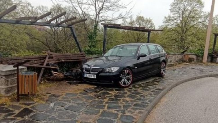 БМВ изпочупи пейки на алея за пешеходци