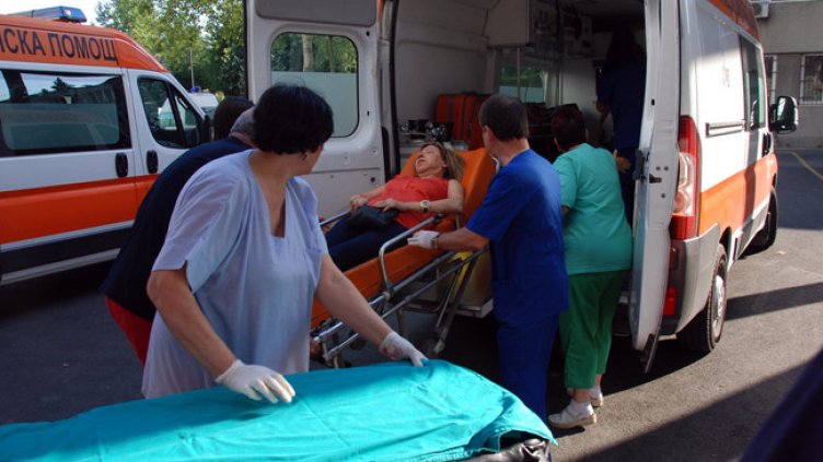 Пиян шофьор с бус прати цяло семейство в болница