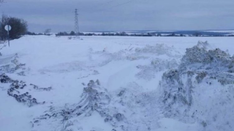 Добри хора помогнаха на семейство, закъсало в преспите на пътя Каменар - Куманово