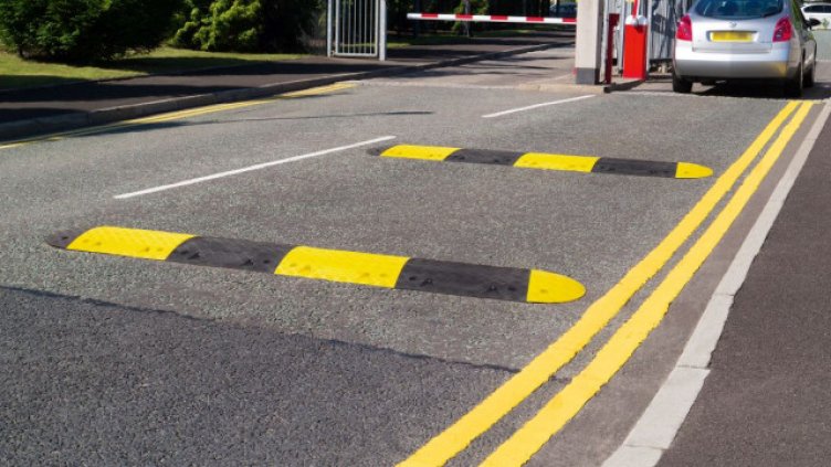 Каква е връзка межу Опенхаймер и легналите полицаи?