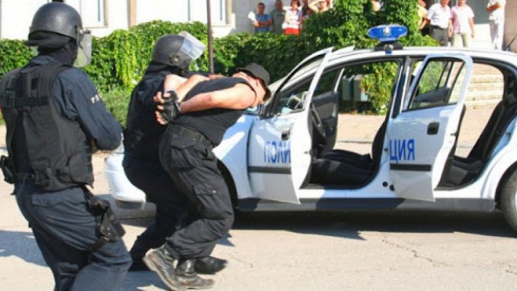 Задържаха 13 души при акция в Синдел