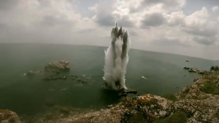 Варненци, бургазлии: Видите ли сферички в морето, звънете на 112!