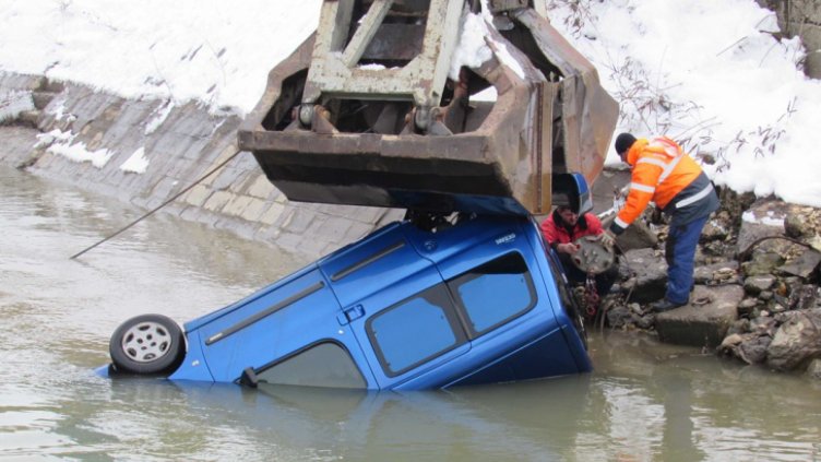 С кран вадиха потънал в Дунав автомобил