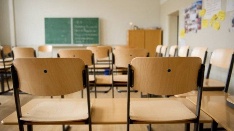 Учениците са намалели с 16 хиляди, половината от тях - зад граница